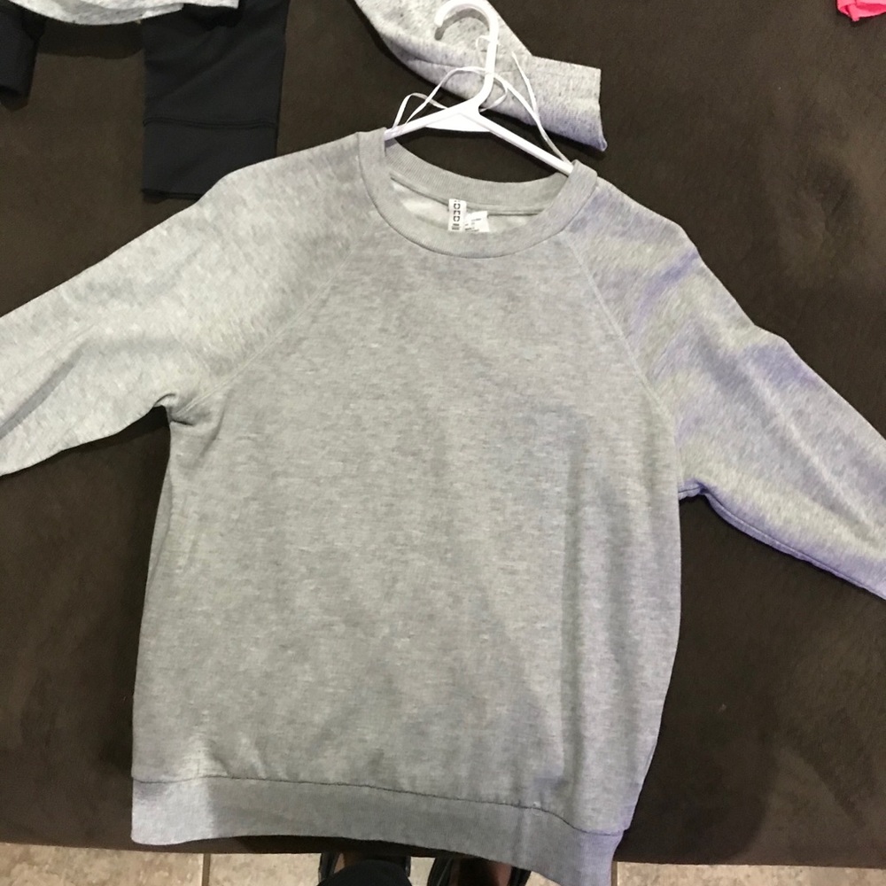 gray sweatshirt
